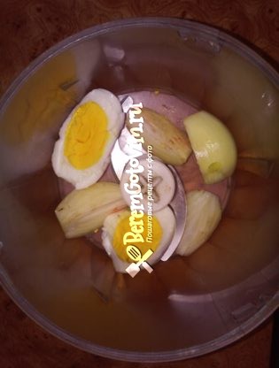 измельчаем лук и яйца
