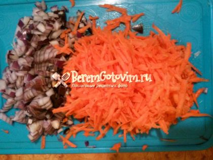 нарезаем-лук-и-морковь