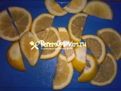 режем лимоны дольками