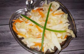 Сочный салат из капусты в маринаде