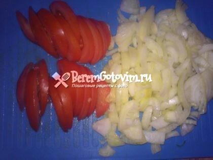 нарезаем-помидоры-лук