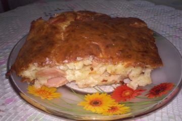 Быстрый пирог с сосисками и сыром