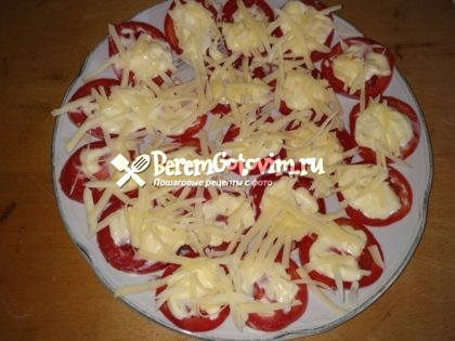 посыпаем-помидоры-сыром